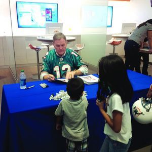 Bob Griese signs autographs for fans at new AT&T Store